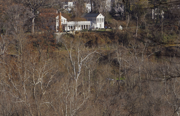FLOW OF WEALTH: The Potomac River passes through the capital’s affluent neighborhoods.  Washington D.C. has the third-highest degree of inequality of any U.S city and a wider gap than any state. REUTERS / Gary Cameron