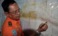 Bad weather hampers bid to reach Indonesian plane crash site