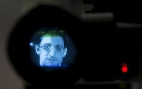 Snowden draws crowd with Twitter debut