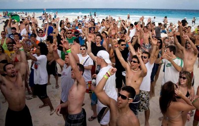 bulthatwall_small Spring breakers reportedly chant 'build that wall' during Cancun cruise Activism  