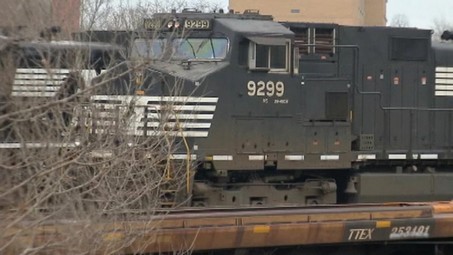 freightcars_small Chicago's violent gangs looting freight cars filled with guns Violence  