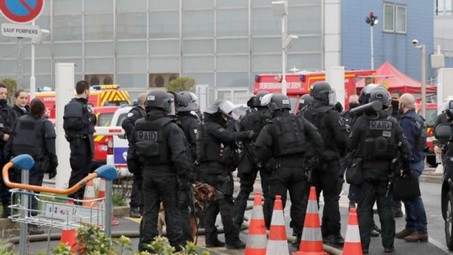 parisorly_small Man killed after trying to seize soldier’s weapon at Paris airport World News  