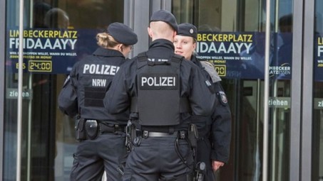 polizei_small German police order large mall to stay closed after attack threat World News  